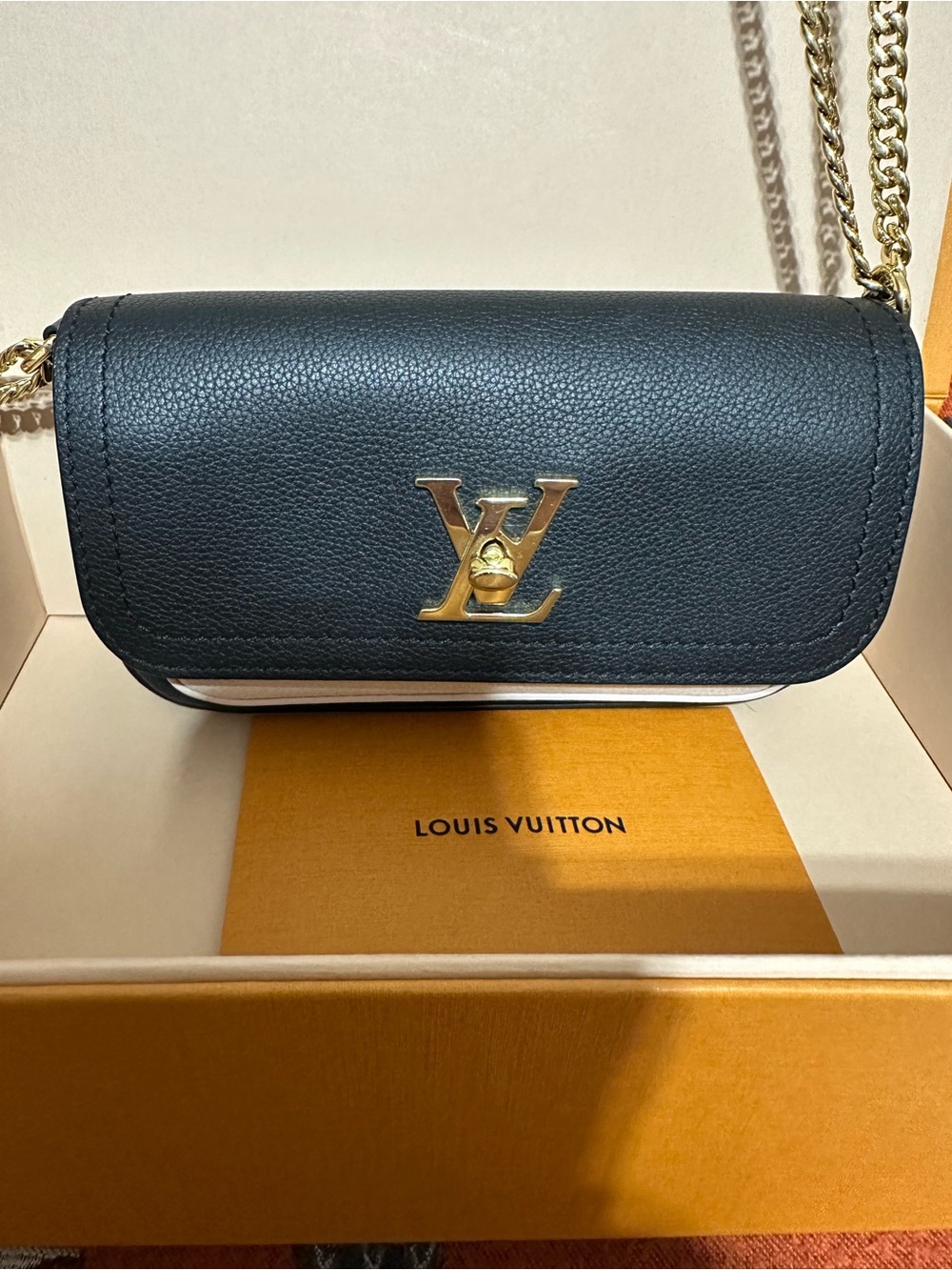 LOUIS VUITTON ❤️🌟LOCKME TENDER BAG WITH GOLD HADRWARE MICROCHIP⭐️ - Picture 2 of 12